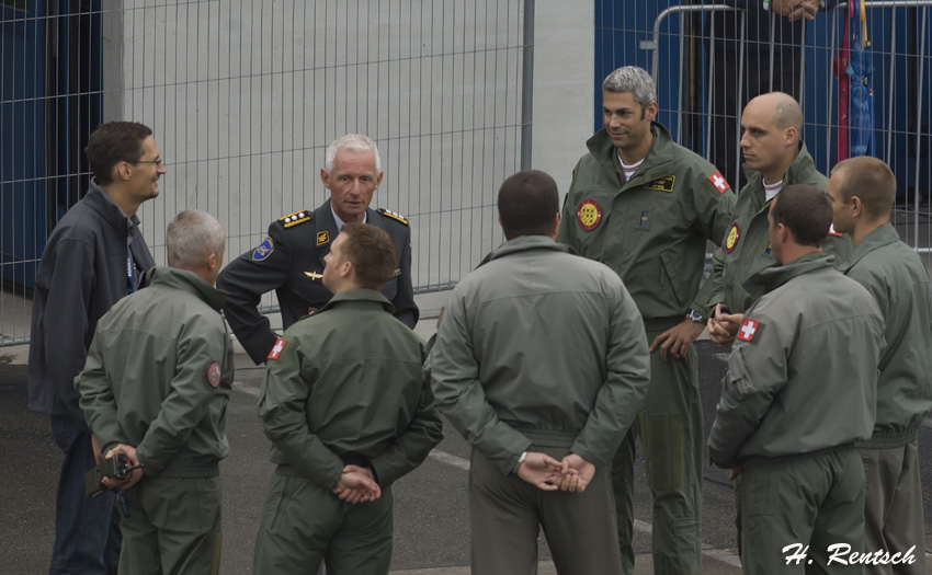 Patrouille Suisse Piloten mit dem Kommandant der Schweizer Luftwaffe